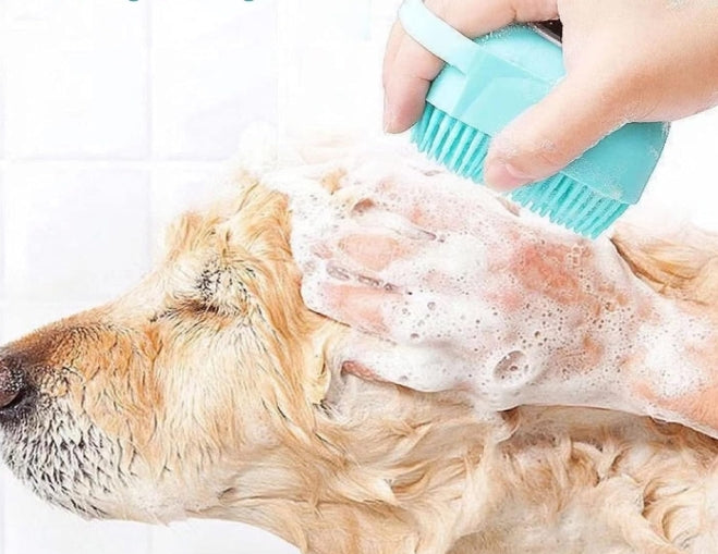 Cepillo 2 en 1 — uso durante el baño.